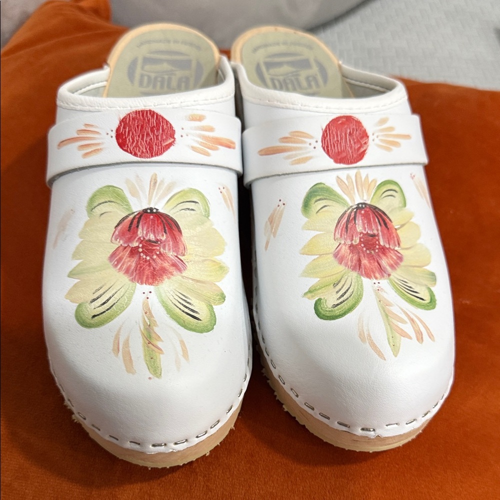 Dala Clogs Tradiconell - White leather on a natural low (5cm) base with kusbits